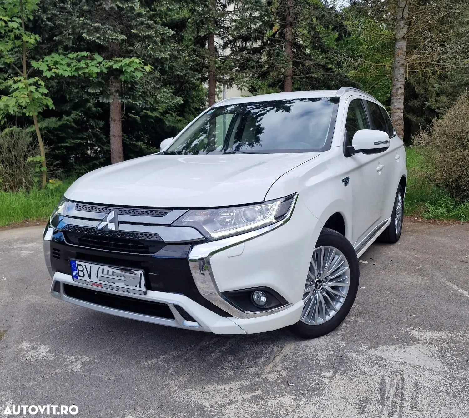 Mitsubishi Outlander 2.4 4WD Plug-In Hybrid - 1