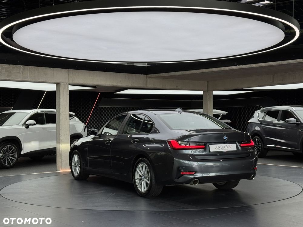 BMW Seria 3 318i - 4
