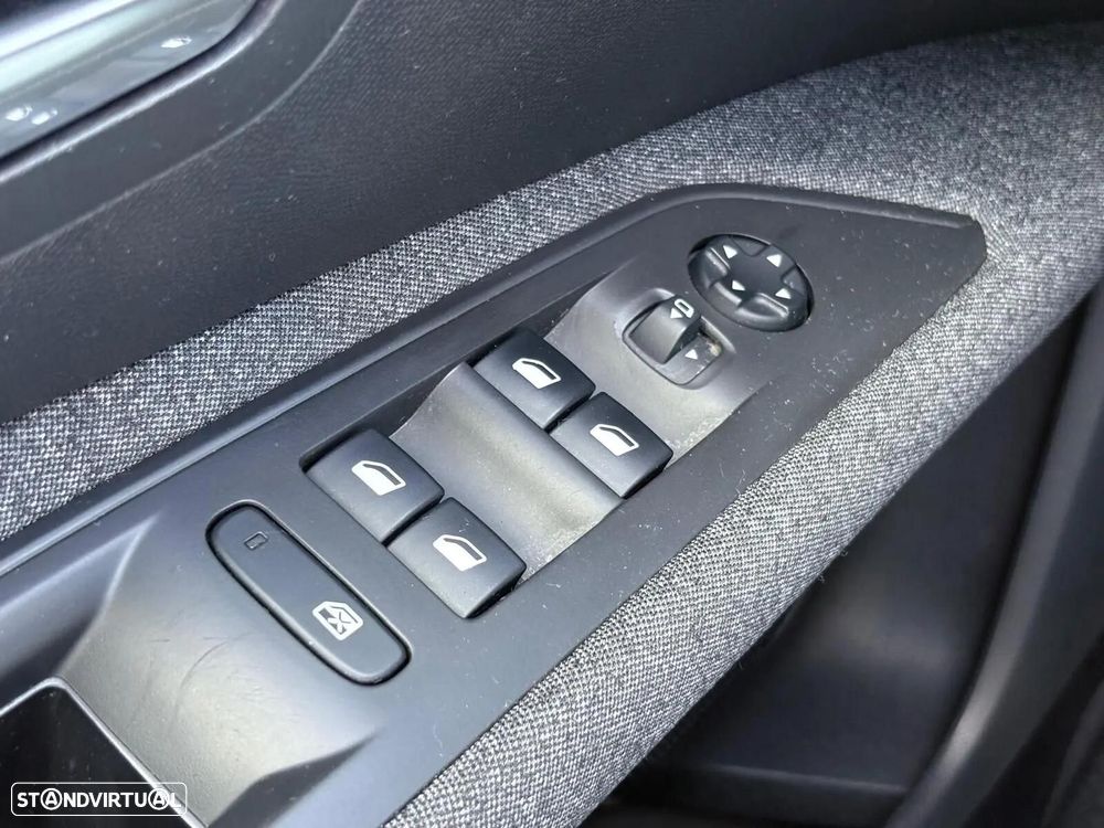 Peugeot 3008 1.2 PureTech Allure EAT8 - 34