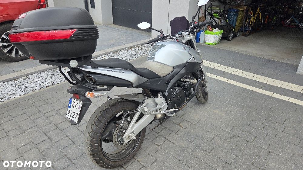 Suzuki GSR - 4