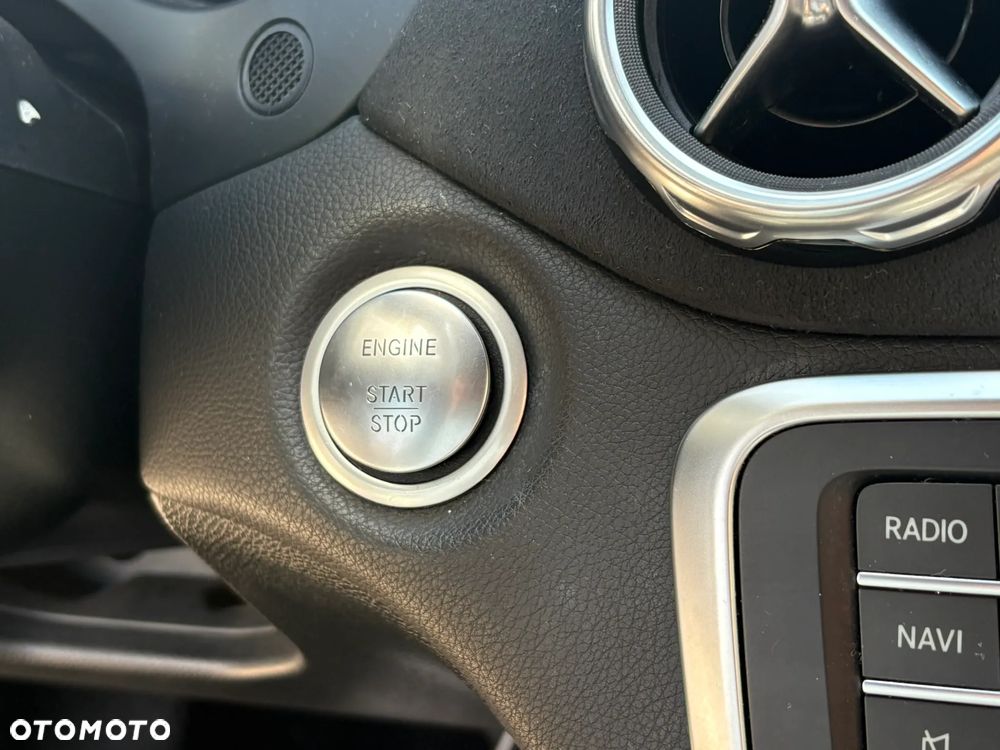 Mercedes-Benz GLA 180 7G-DCT AMG Line - 32