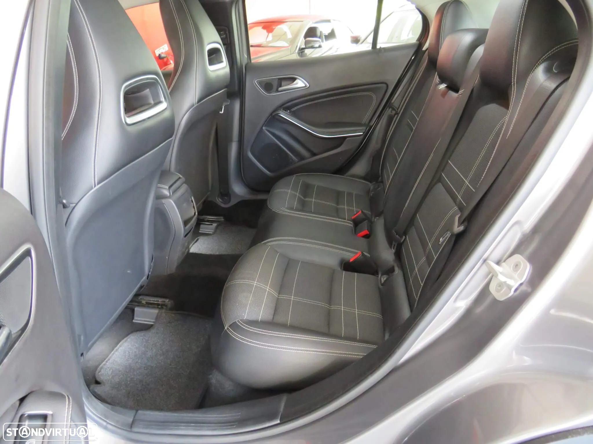 Mercedes-Benz GLA 200 d 7G-DCT Urban - 14