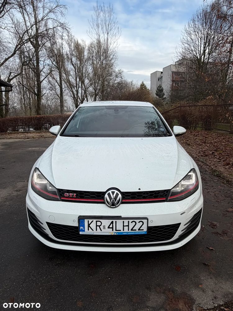Volkswagen Golf - 1