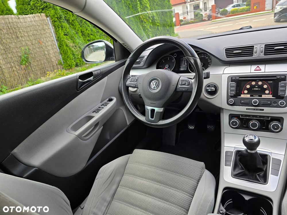 Volkswagen Passat 2.0 TDI DPF BlueMotion Technology Sportline - 29