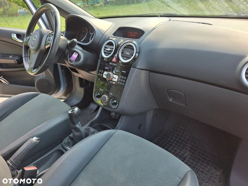 Opel Corsa 1.4 16V Cosmo - 19