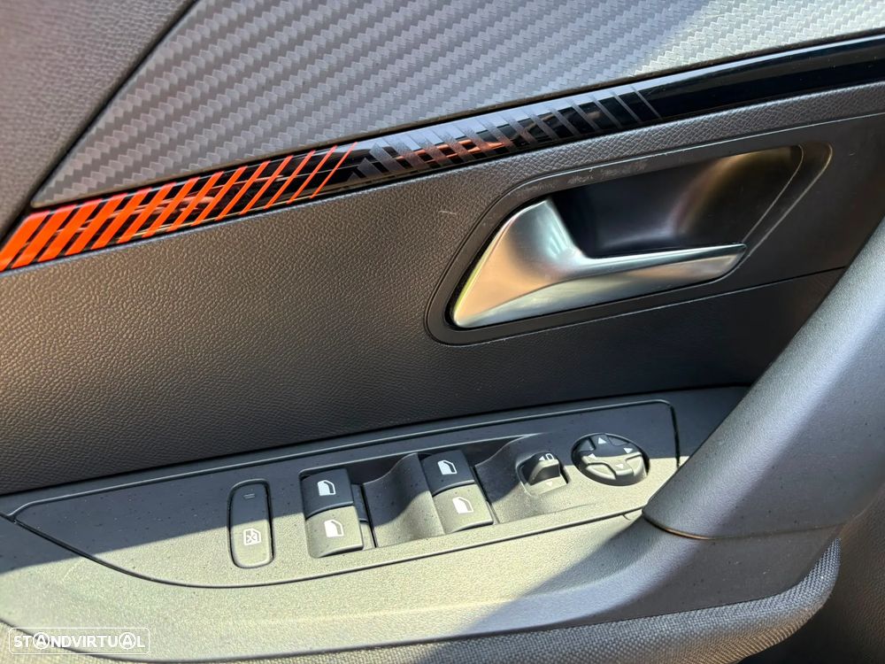 Peugeot 2008 1.2 PureTech Allure EAT8 - 29