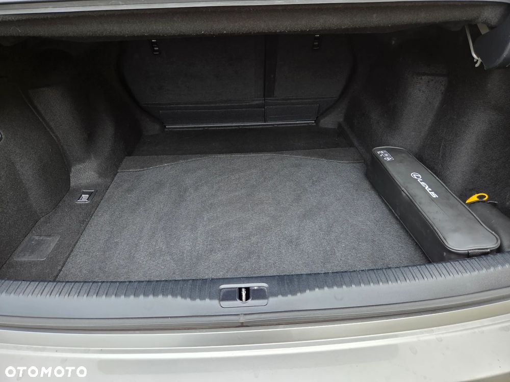 Lexus IS 300h Business Edition - 31