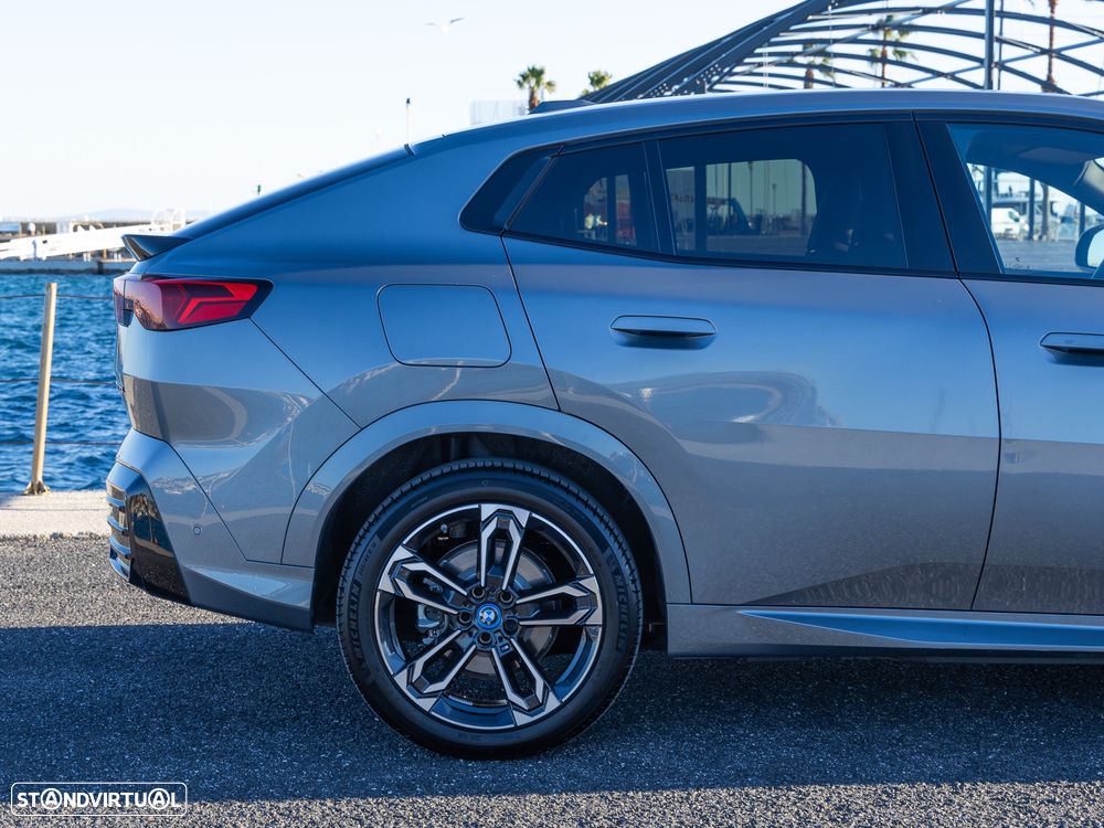 BMW iX2 eDrive20 Pack Desportivo M - 9