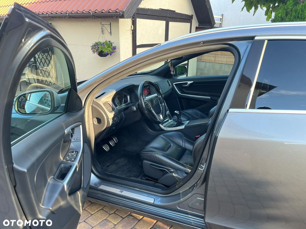 Volvo V60 D4 R-Design - 16