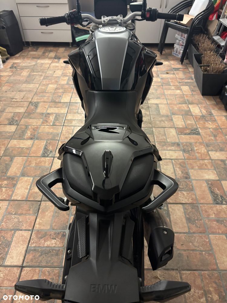 BMW F - 21