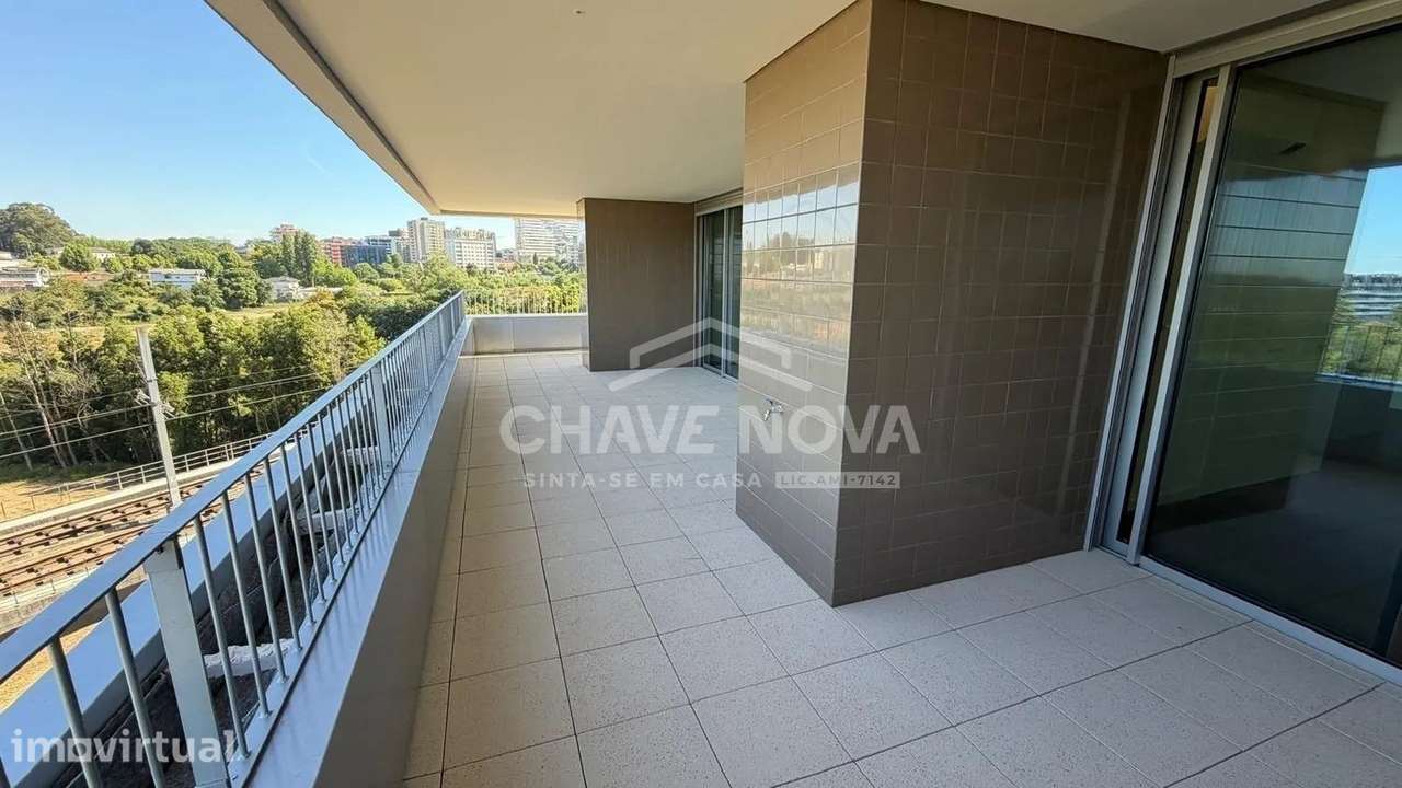 T4 com 241 m², Varandas Amplas e 3 Lugares de Garagem no Verde Vale - Grande imagem: 2/12