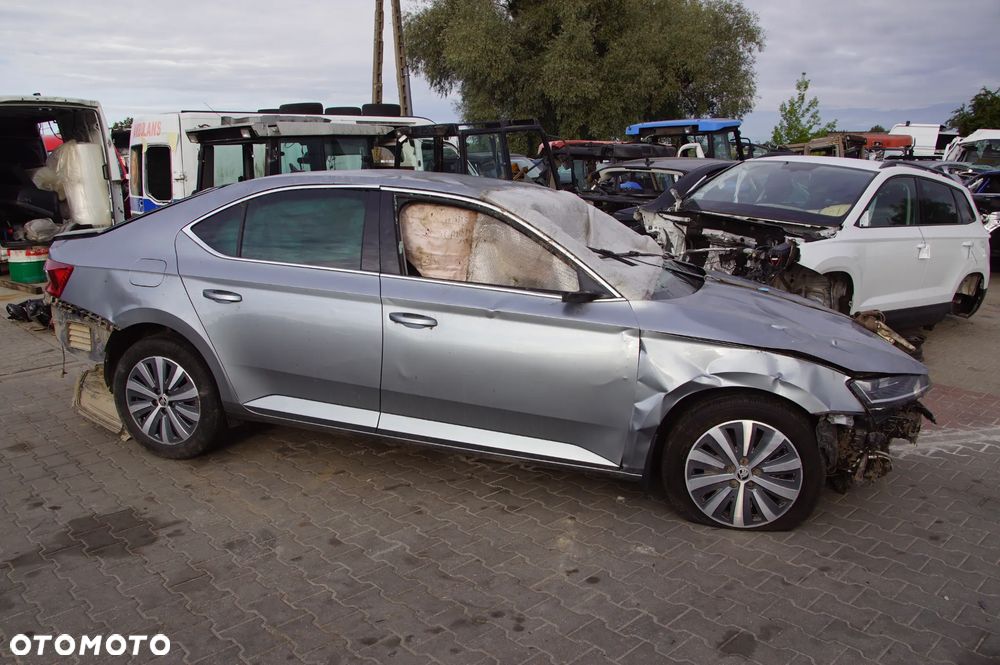 Auto na części - Skoda Superb III Lift 1.5 TSI 150 KM DPCA UEU LF7M 2021R Silnik Skrzynia Drzwi Szyba Lampa Klamka Deska Kokpit Sterownik Moduł Licznik Wyświetlacz Kierownica - 2