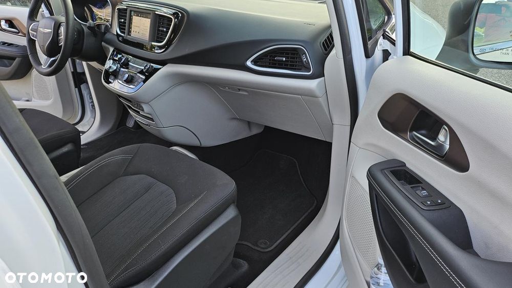 Chrysler Pacifica - 11