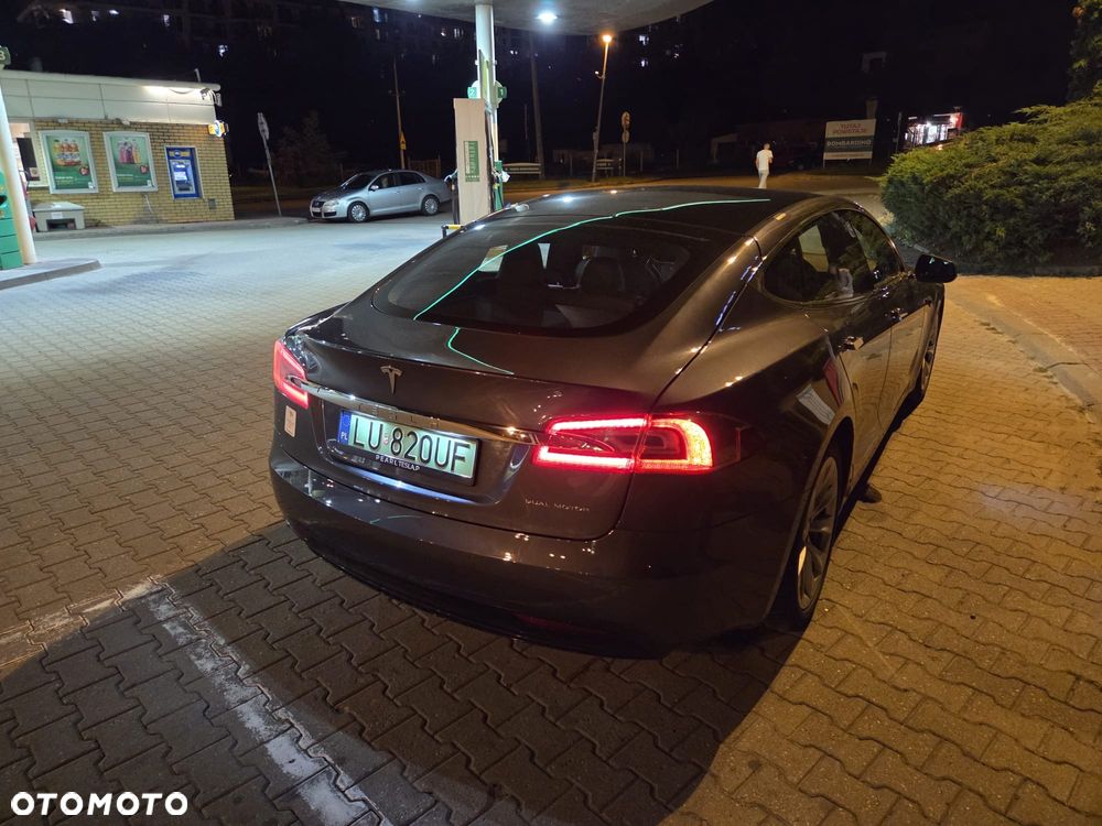 Tesla Model S - 11