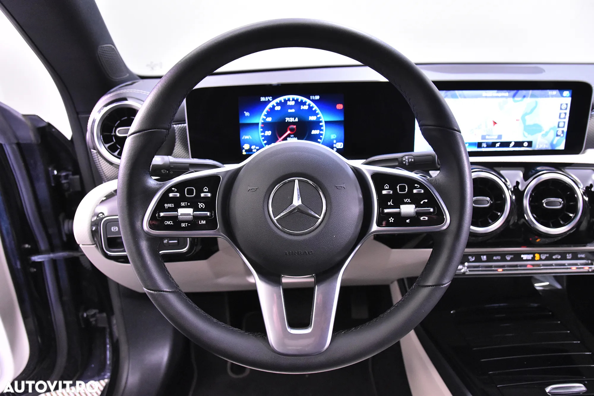 Mercedes-Benz CLA 180 7G-DCT - 16
