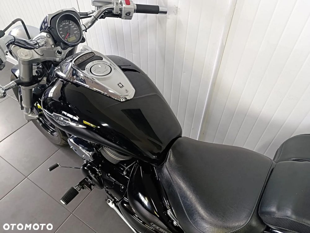 Suzuki Intruder - 11