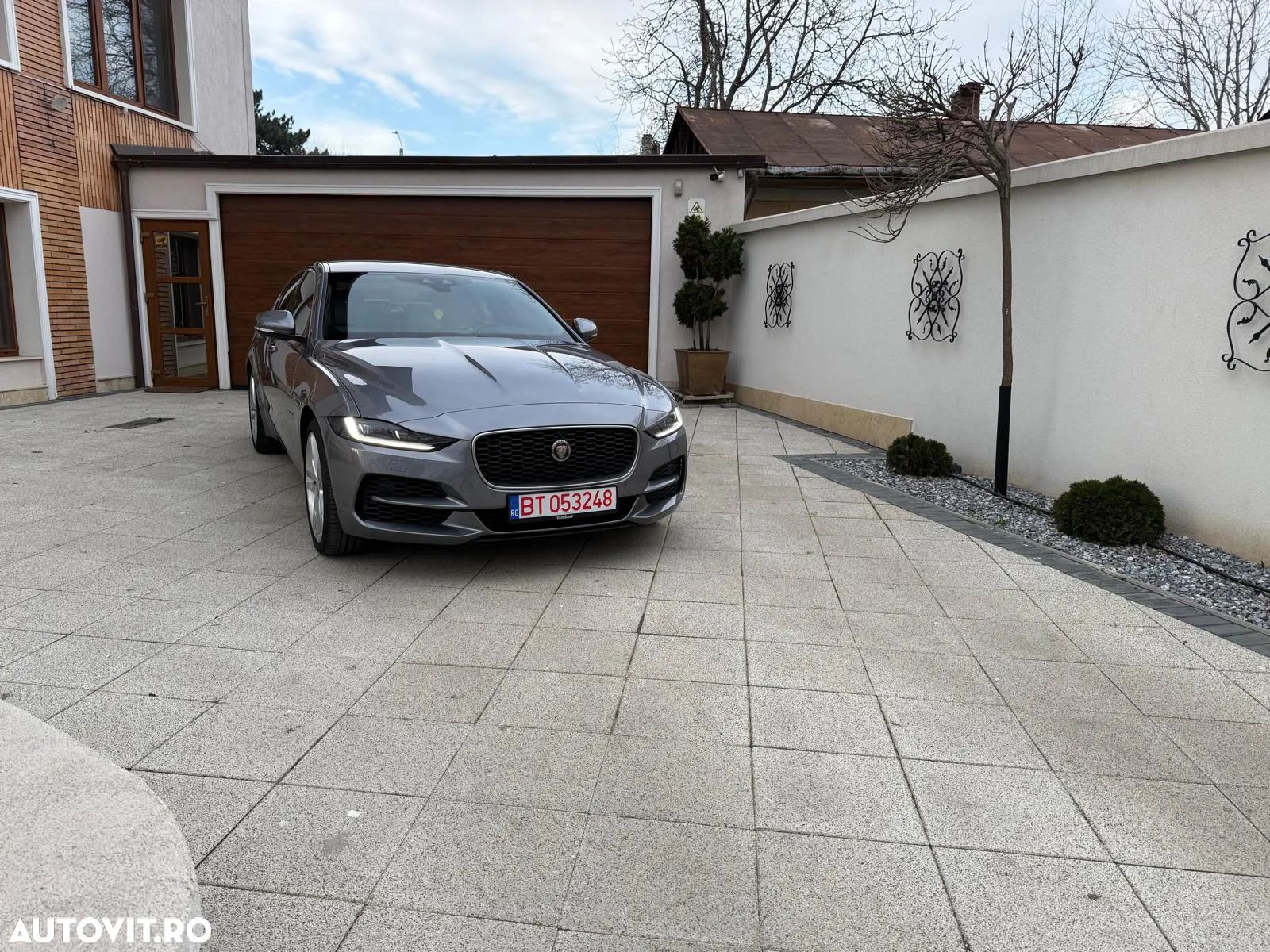 Jaguar XE - 1
