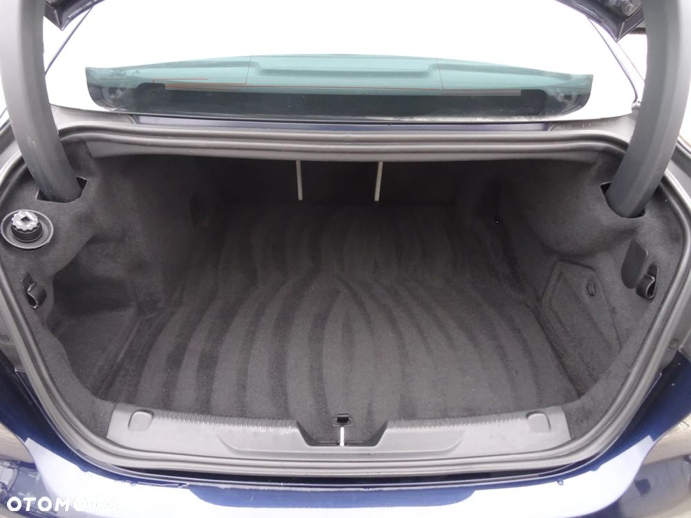 Jaguar XE 2.0 D180 R-Dynamic SE - 23