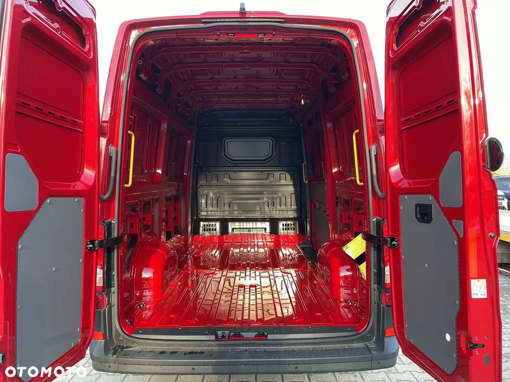 Volkswagen Crafter 35 Furgon z wysokim dachem silnik: 2,0 l EU6 177 KM automatyczna r. o.: 3640 mm - 24