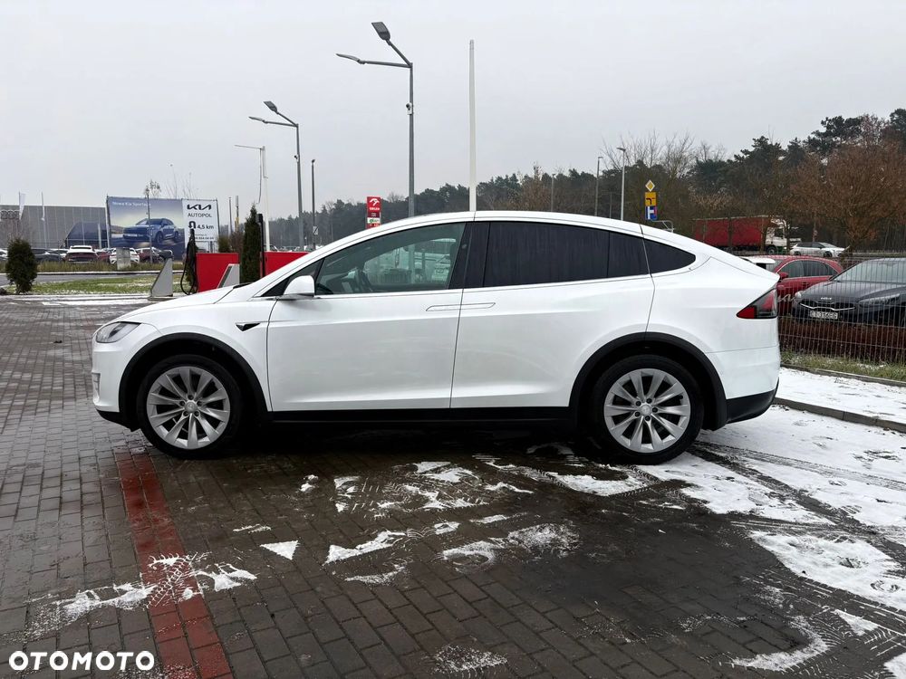 Tesla Model X - 8