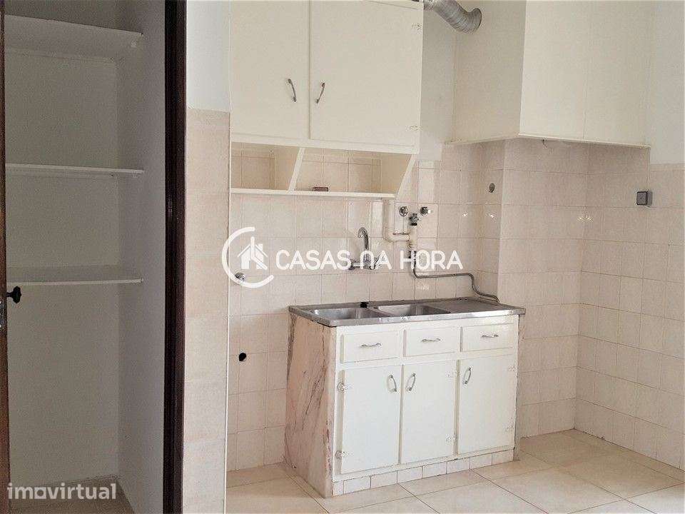 T2 com duas varandas fechadas para arrendamento em Setúbal - Grande imagem: 3/18