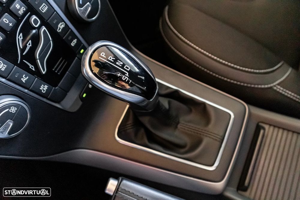 Volvo V40 2.0 D3 Momentum Geartronic — fotografia 13