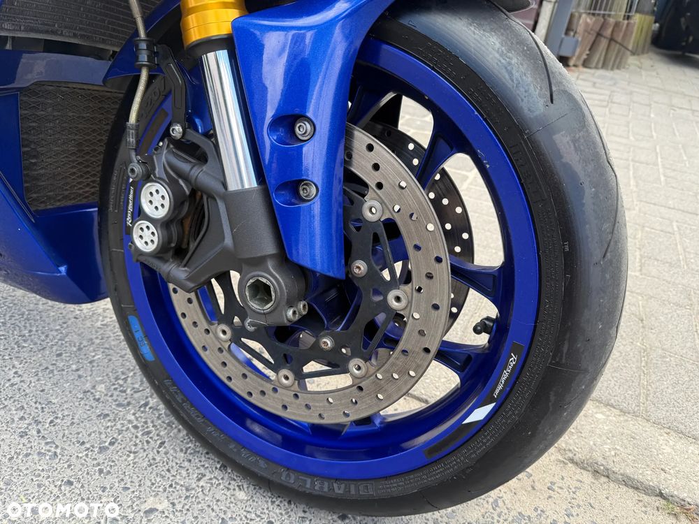 Yamaha R1 - 25