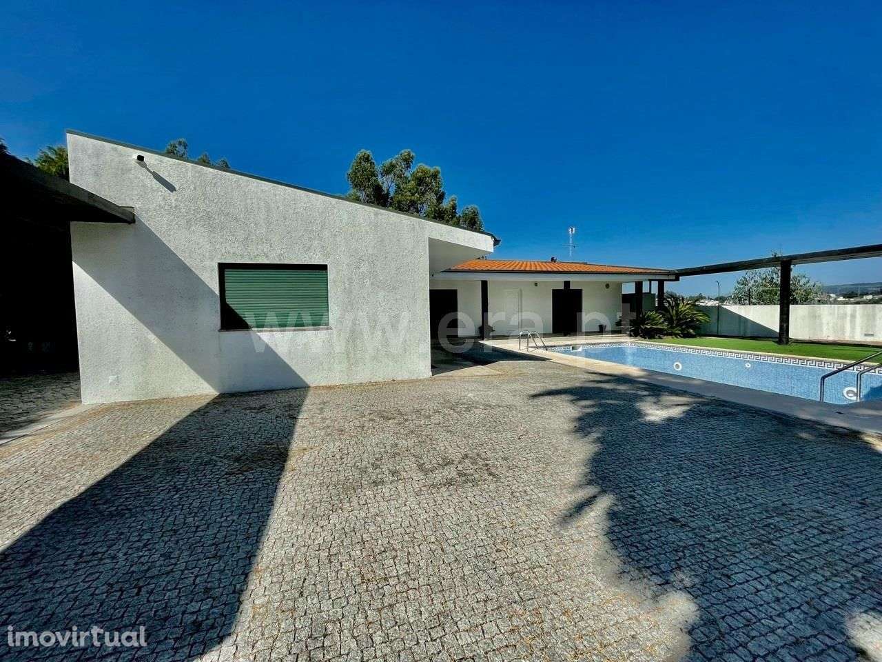 Moradia V4 independente com piscina em Paredes - Grande imagem: 3/35