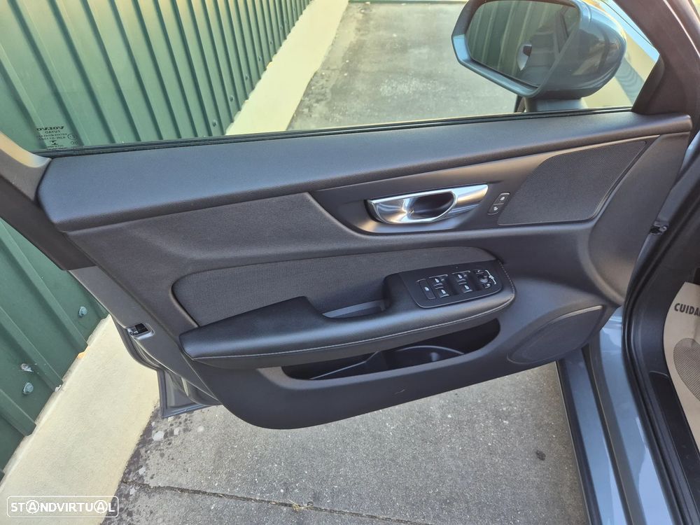 Volvo V60 2.0 D3 Momentum Plus - 22