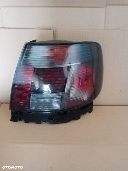 Lampa prawy tył prawa tylna Audi a4 b5 sedan black ciemna Nowa - 2