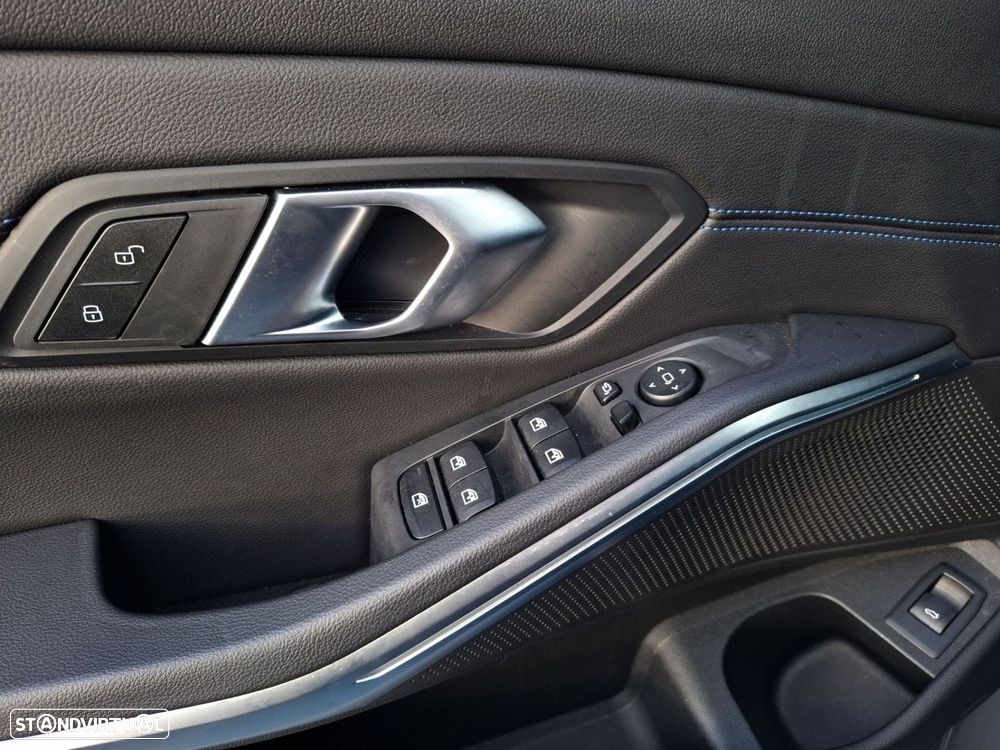 BMW 320 d Pack Desportivo M Auto - 19
