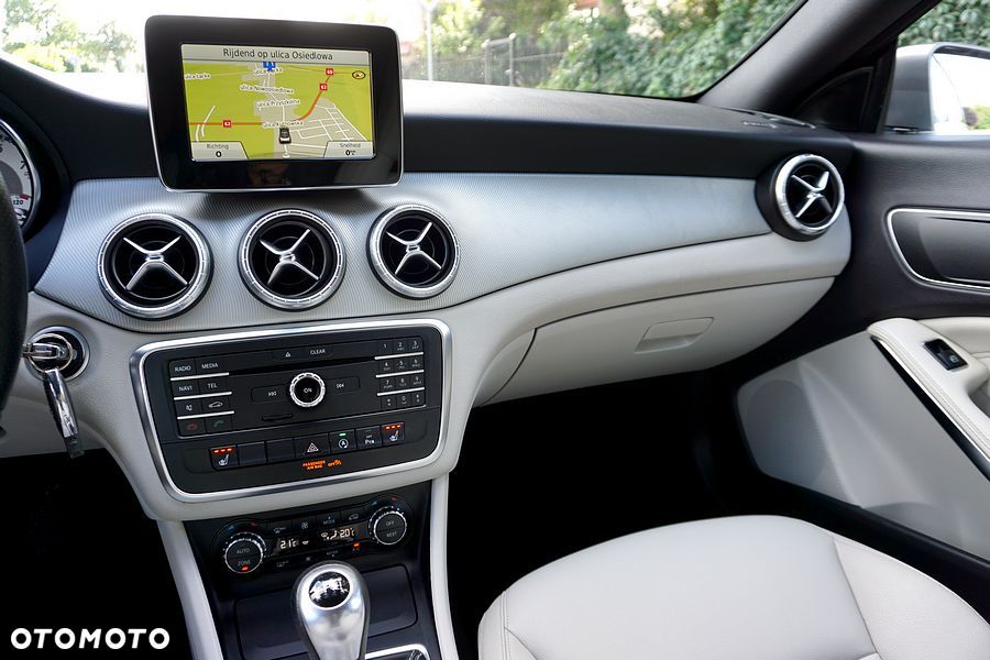 Mercedes-Benz CLA 180 Peak Edition - 37