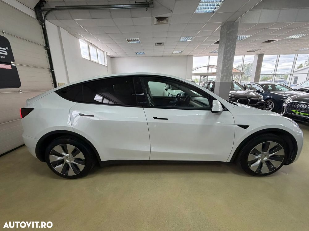 Tesla Model Y - 8