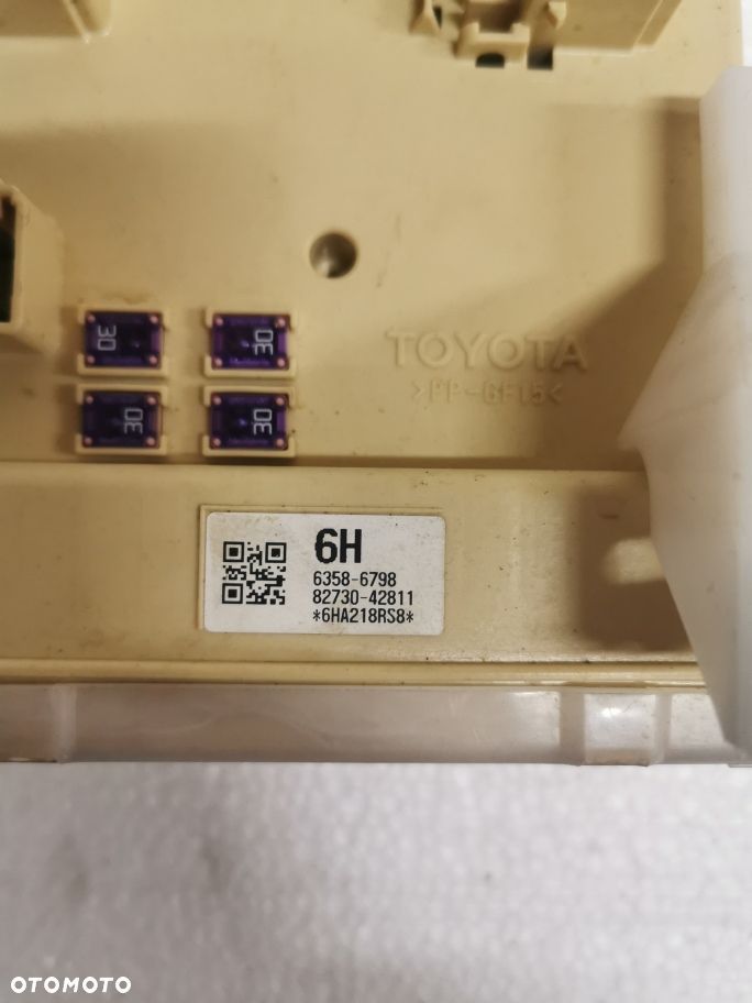 Toyota Rav4  2017 rok skrzynka bezpieczników BSI 89221-42250 - 2