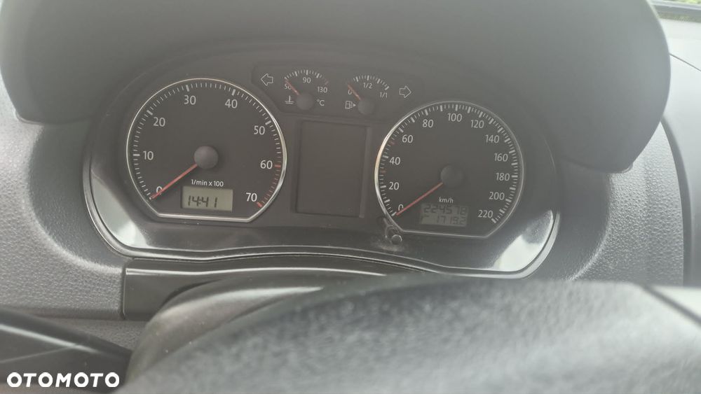 Volkswagen Polo 1.4 16V Trendline - 8