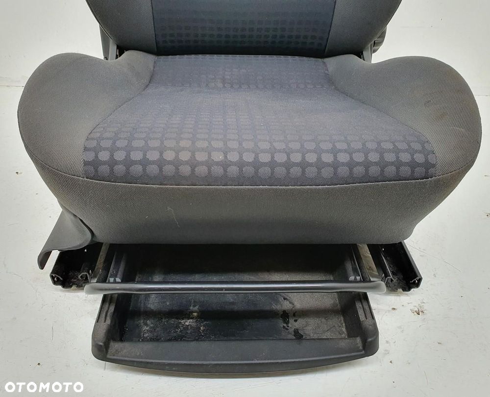 FOTEL PRAWY PRZÓD PASAŻERA OPEL CORSA C 5D LIFT EUROPA - 2