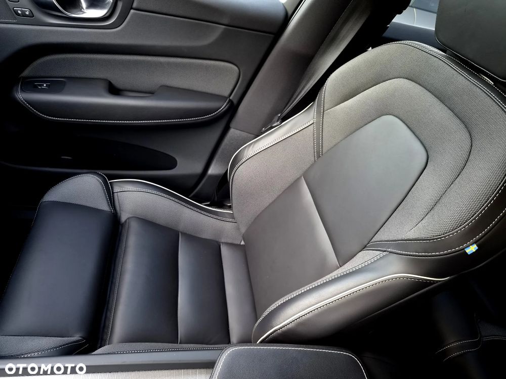 Volvo XC 60 B4 D Plus Dark - 28