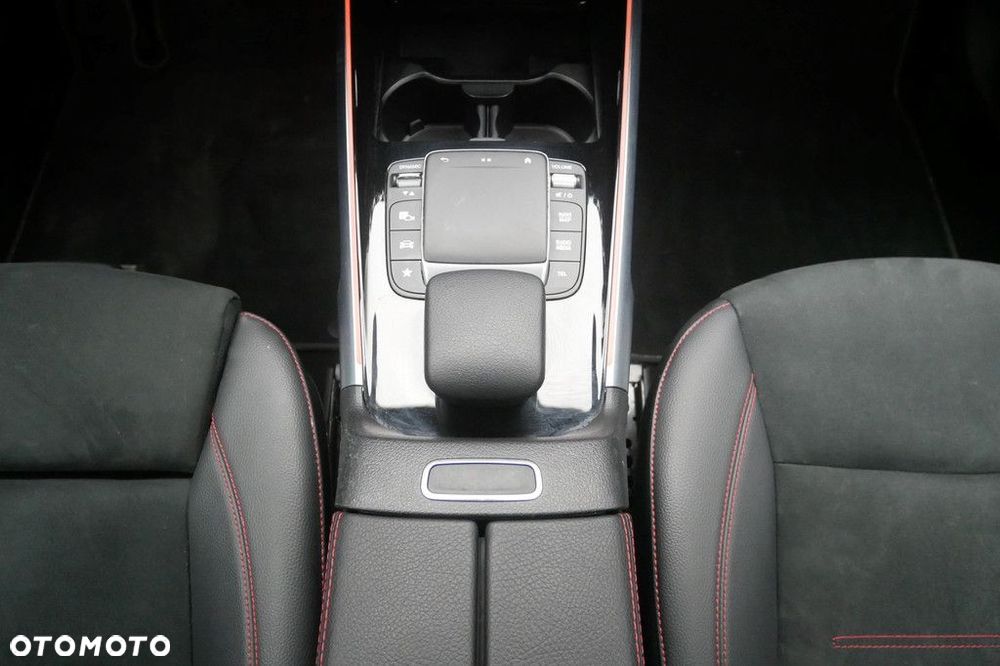Mercedes-Benz GLB - 11