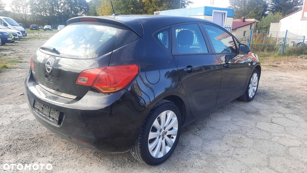 Opel Astra 2010 photo 4