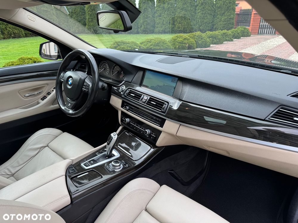 BMW Seria 5 525d Sport-Aut Luxury Line - 16