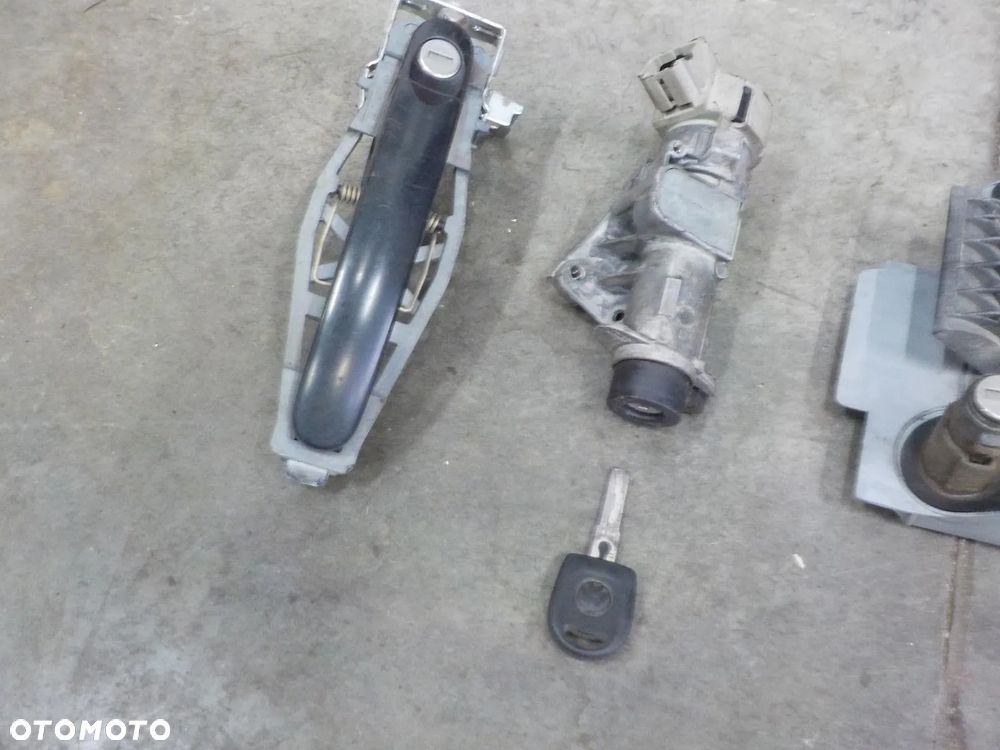 VW T5 ZAMEK ZAMKI WKŁADKI WKŁADKA TYŁ - 3