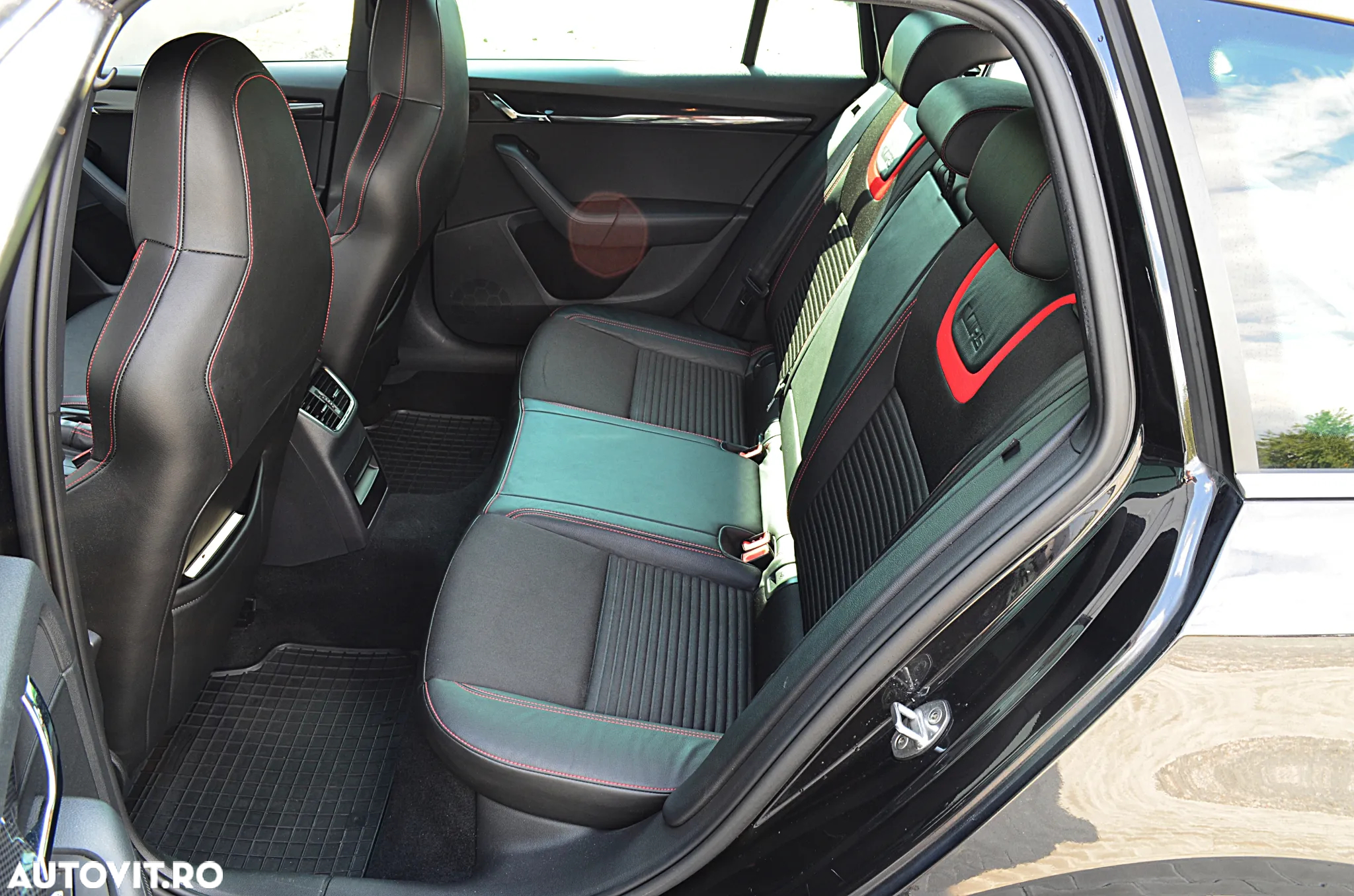 Skoda Octavia Combi 2.0 TDI DSG RS - 25