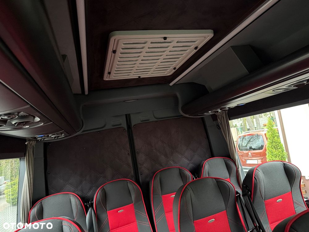 Iveco DAILY AUTOBUS 24 MIEJSCA / PRZEWÓZ OSÓB NIEPEŁNOSPRAWNYCH / KLIMA POSTOJOWA / WEBASTO / TELEWIZOR / LEDY W ŚRODKU KOLOROWE / Salon Polska/ Nowe Opony/Jak Nowe/Mały Przebieg/ - 28