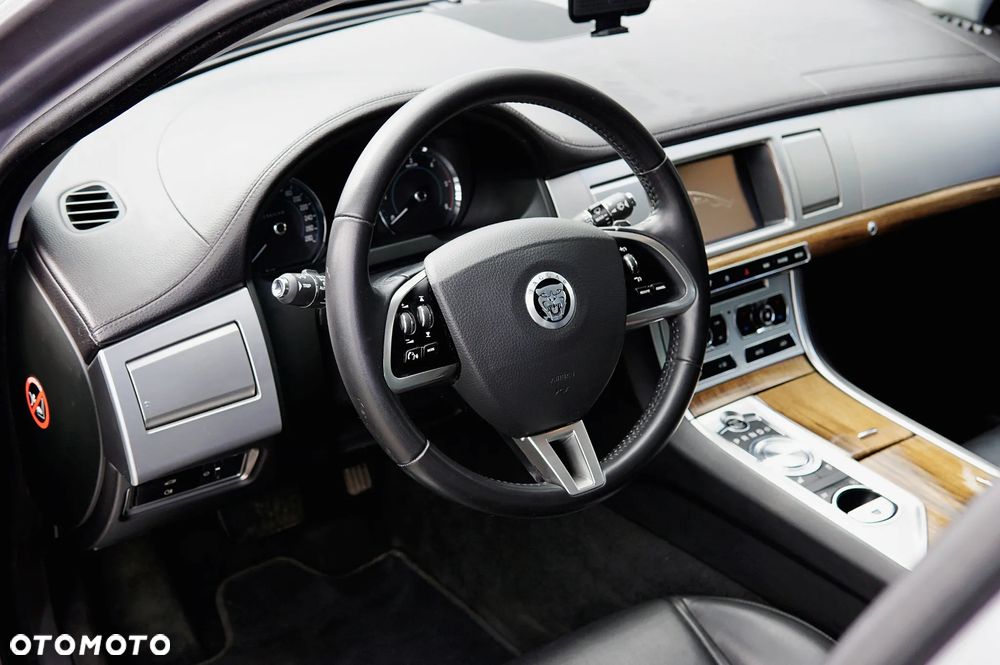 Jaguar XF 3.0 V6 D Luxury - 14