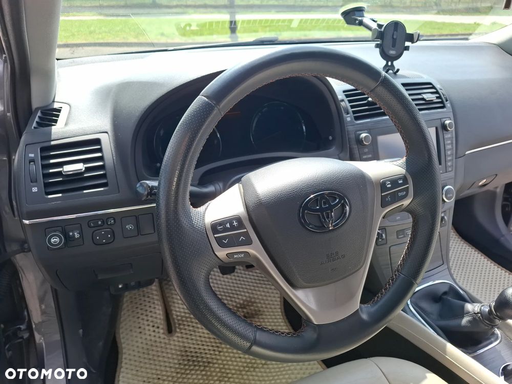 Toyota Avensis - 17