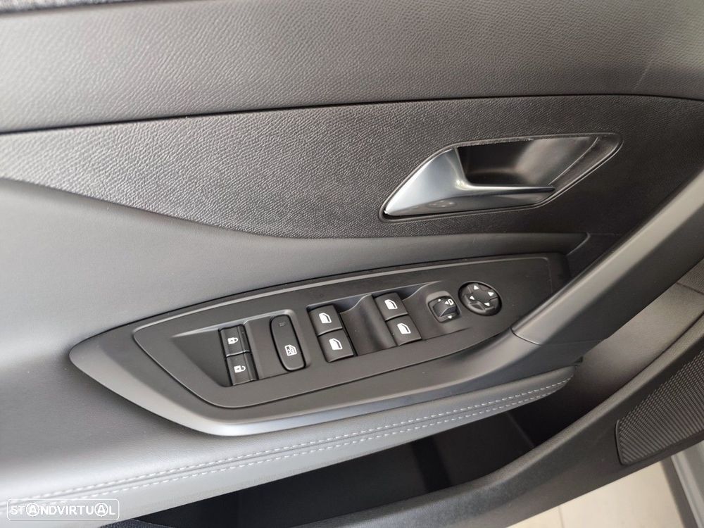 Peugeot 408 1.6 Hybrid Allure e-EAT8 - 17