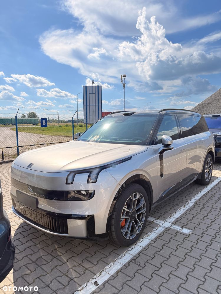 Lynk & Co 900 - 15