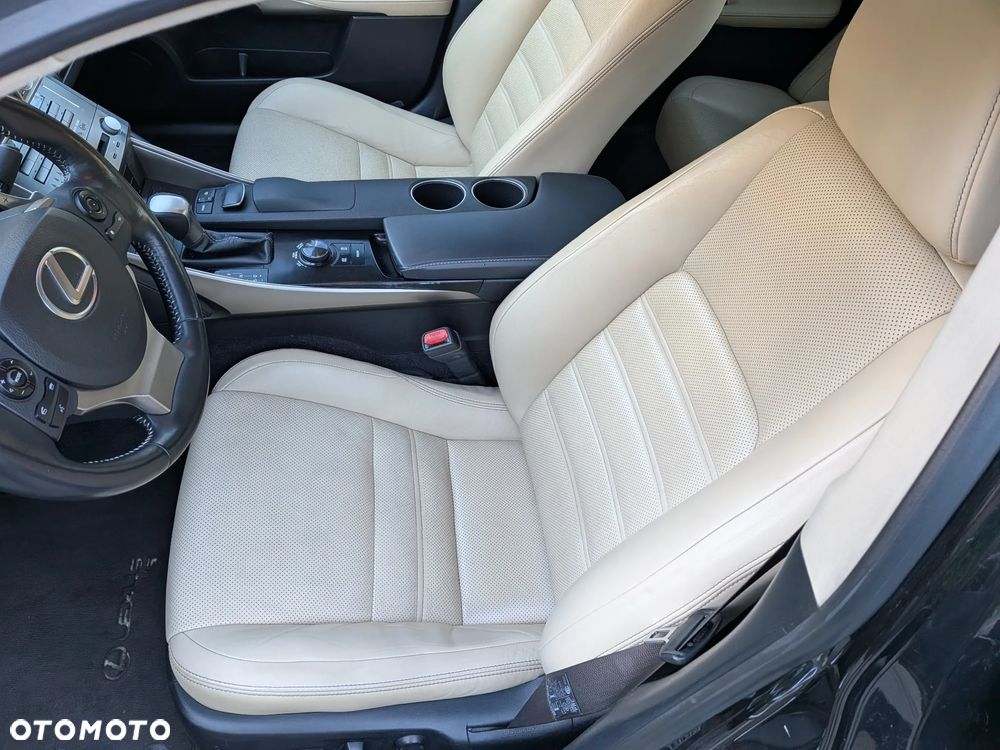 Lexus IS 300h Prestige - 20