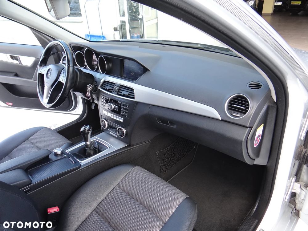 Mercedes-Benz Klasa C 180 CGI BlueEff Avantgarde - 27