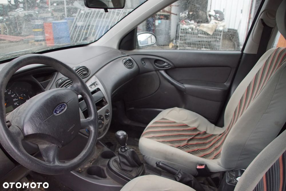 Auto na części - Ford Focus MK1 Lift 1.8 TDCI 101 KM FFDA 2S4R-7002-PB Deep Navy 2004R Silnik Skrzynia Drzwi Maska Błotnik Klapa Zderzak Lampa Lusterko Klamka Szyba Deska Kokpit Sterownik Moduł Czujnik Licznik Panel Kierownica - 11